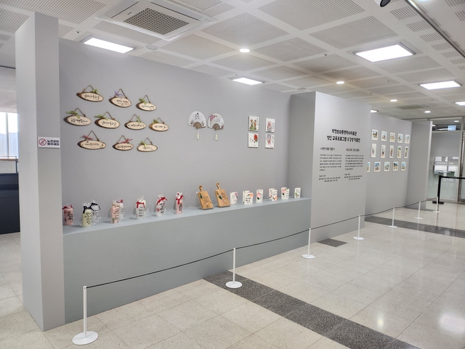 ▲ 박정희대통령 역사자료관에 로비에 성인대상 교육프로그램 수강생들의 작품이 전시되고있다.