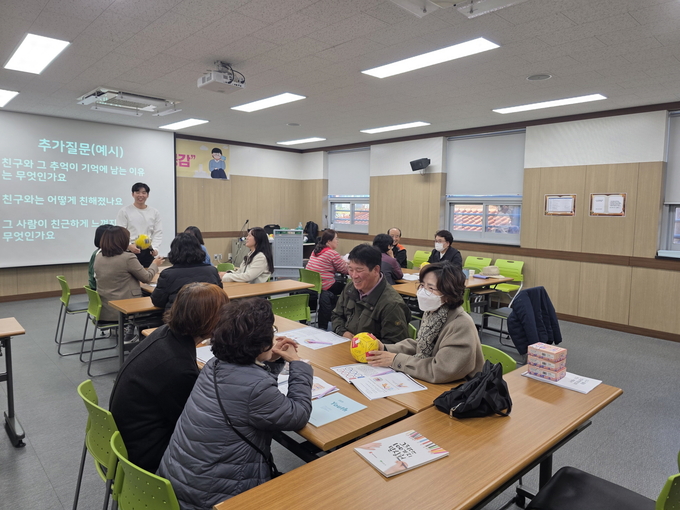 ▲ 영주시청소년상담복지센터가 3일 센터 2층 회의실에서 상담자원봉사자 35명을 대상으로 ‘토크볼(Talk Ball)’ 소통기법 기반 역량강화교육을 진행하고 있다.