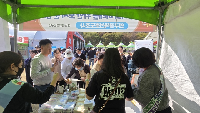 ▲ 문경시가 문경약돌한우축제 현장에서 인구정책 홍보부스를 운영하며 시민들에게 ‘저출생 극복 4대 문화운동’과 ‘가은아자개장터 외식창업테마파크’를 소개하고 있다.
