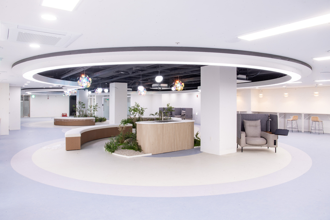 ▲ 오는 7일 개소하는 구미역 상업동 1·2층에 조성된 청년복합공간 ‘구미영스퀘어’ 에 설치된 공유 오피스.