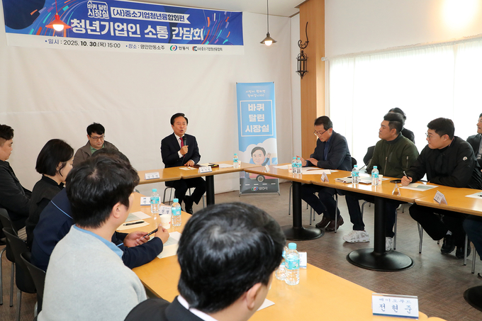 ▲ 권기창 안동시장이 10월 30일 풍산읍 경북바이오일반산업단지 내 명인안동소주 회의실에서 (사)중소기업청년융합회 회원들과 간담회를 열고 있다.