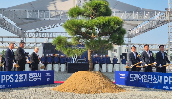 ▲ 도레이첨단소재 새만금산업단지 군산공장에서 연산 5000t 규모의 PPS 2호기 증설 준공식에 참석한 내빈들이 기념식수를 하고 있다.(사진 왼쪽부터) 김영섭 도레이첨단소재 사장, 큐노 모토히사 도레이첨단소재 회장, 닛카쿠 아키히로 도레이 회장, 김의겸 새만금개발청장, 김관영 전북특별자치도지사, 신영대 국회의원