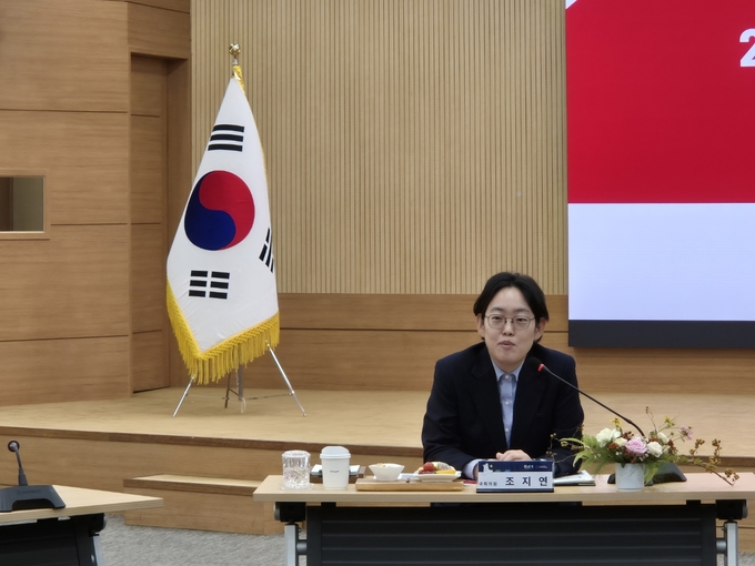 ▲ 경산시는 3일 시청 대회의실에서 조지연 국회의원과 간담회를 개최, 2026년 정부 예산 확보 방안과 시급한 주요 시정 현안 사업에 대한 협력 강화 방안을 심도 있게 논의했다. 조지연 의원이 간담회에 앞서 인사말을 하고 있다. 김윤섭기자.