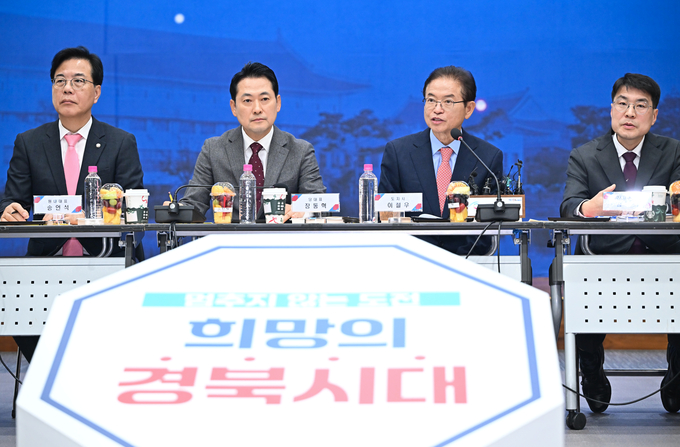 ▲ 3일 경북도청에서 열린 ‘국민의힘-대구경북 지역민생 예산정책협의회’에서 이철우 경북도지사가 발언하고 있다(왼쪽부터 송언석 국민의힘 원내대표, 장동혁 국민의힘 대표, 이철우 경북도지사, 김정기 대구시장 권한대행)