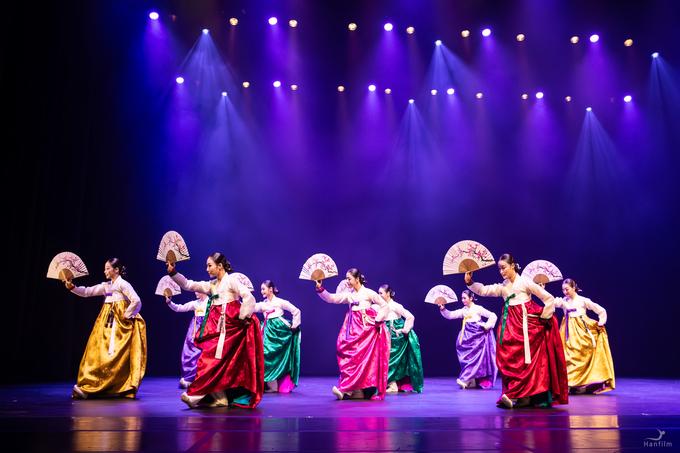 ▲ 국립경주박물관이 ‘2025년 APEC 정상회의’ 개최를 기념하고 그 의의를 국민과 공유하기 위해 7일부터 8일까지 이틀간 개최하는 문화예술 공연 ‘우리 모두 APEC’ 무대에 오르는 전통무용 ‘세살시나위’ 공연 모습. 국립경주박물관