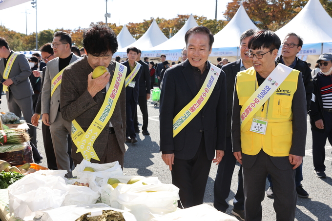 ▲ 1일 포항시 남구 포항야구장 서편주차장에서 열린 ‘2025 의성군 우수 농·특산품 포항 직거래장터’에서 김기만 재포항의성군향우회장(오른쪽 첫 번째)과 김주수 의성군수(두 번째)가 판매 부스를 둘러보며 지역 농산물의 품질을 살펴보고 있다. 의성군