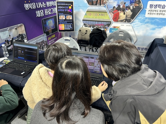 ▲ ‘제10회 경산시 평생학습 재능나눔 박람회’에 참가해 ‘나만의 AI 감성 뮤직 영상 창작소’ 프로그램을 선보이며 큰 호평을 받았다. 정보센터.