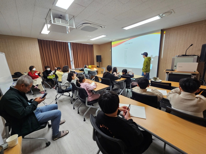 ▲ 동시 작가가 아이들과 함께 시 낭독을 지도하며 창작의 즐거움을 나누고 있다.