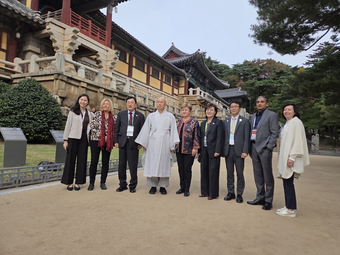 ▲ 크리스탈리나 게오르기에바 국제통화기금(IMF) 총재가 아시아태평양경제협력체(APEC) 정상회의 기간 중 불국사를 방문해 기념사진을 찍고 있다. 경북도 제공.