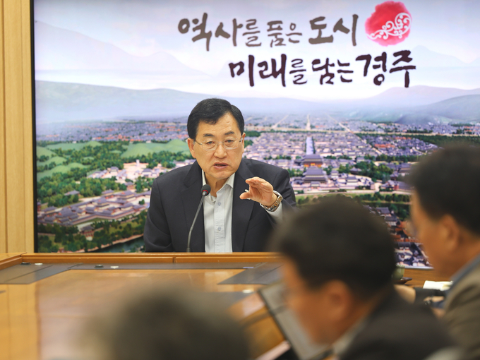 ▲ 주낙영 경주시장이 3일 청사 내 영상회의실에서 APEC 정상회의 성공 개최에 따른 국‧소‧본부장 회의’를 열고 행사 성과를 점검하고 있다. 경주시