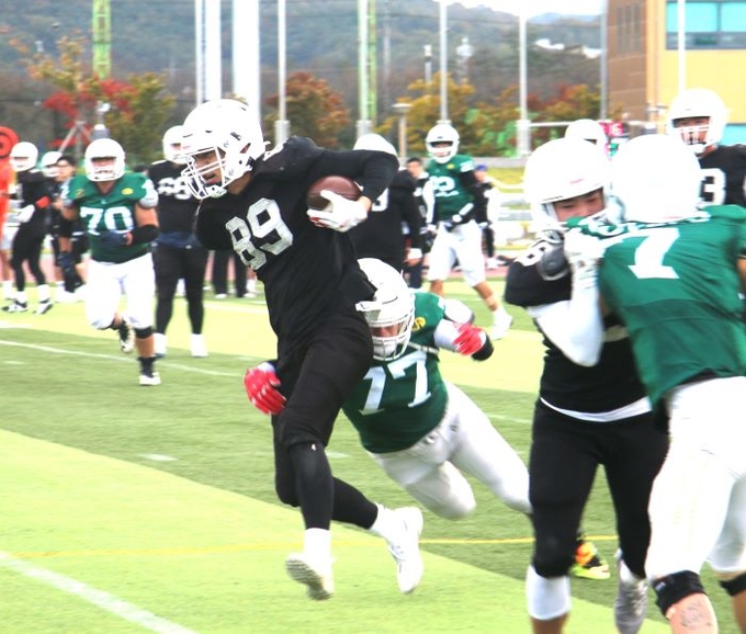 ▲ 경일대 배민재(#89)의 러시를 성균관대 DL 김건우(#77)가 택클을 날리고 있다. 경일대.