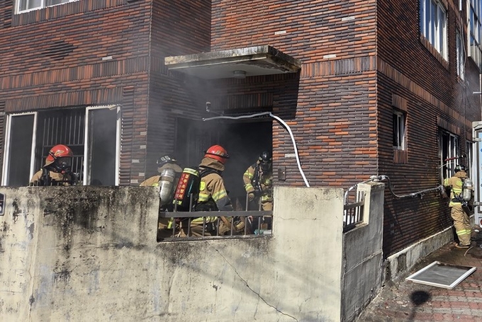 ▲ 2일 낮 11시 59분께 경주시 동천동의 한 빌라 1층에서 불이나 신고를 받고 출동한 소방이 진화작업을 벌이고 있다. 경북소방본부