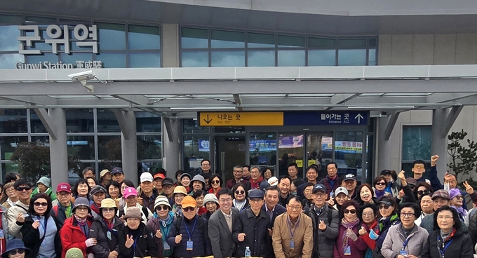 ▲ 2일 오전, 서울 청량리역을 출발한 재경 군위군향우회원 90여 명이 군위역에 도착해 군위시티투어에 앞서 기념촬영을 하고있다. 군위군