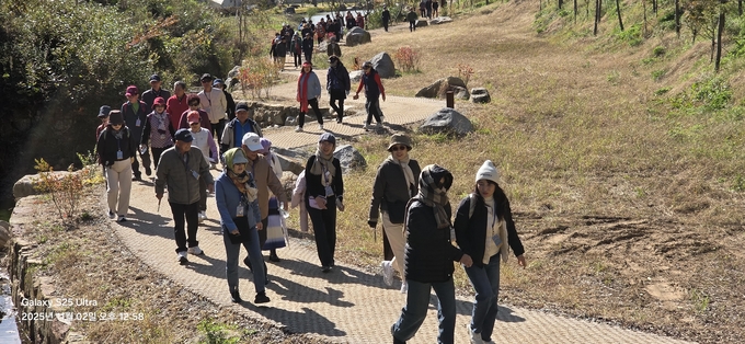▲ 2일 재경 군위군향우회원들이 숲과 건축이 조화를 이룬 명상정원 대구 군위군 부계면에 있는  ‘사유원’을 걷고있다. 군위군