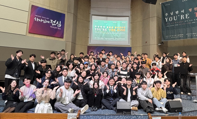 ▲ 청년회전국연합회가 1일 전남 광양대광교회에서 ‘주님만이 영원한 왕이십니다’를 주제로 ‘종교개혁일 권역별 연합예배’를 개최 후 기념촬영을 하고 있다.