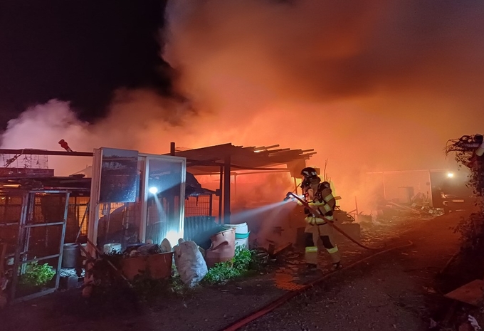 ▲ 2일 오후 6시 43분께 포항시 북구 흥해읍에 있는 한 사육장에서 불이 나 소방 당국이 진화하고 있다. 포항북부소방서 제공