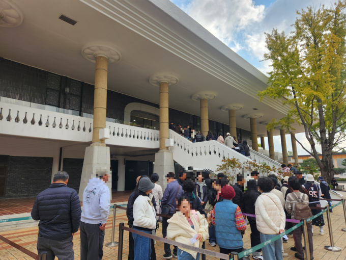 ▲ 3일 국립경주박물관 신라역사관 특별전 입구에서 관람객들이 입장을 기다리고 있다.서의수 기자