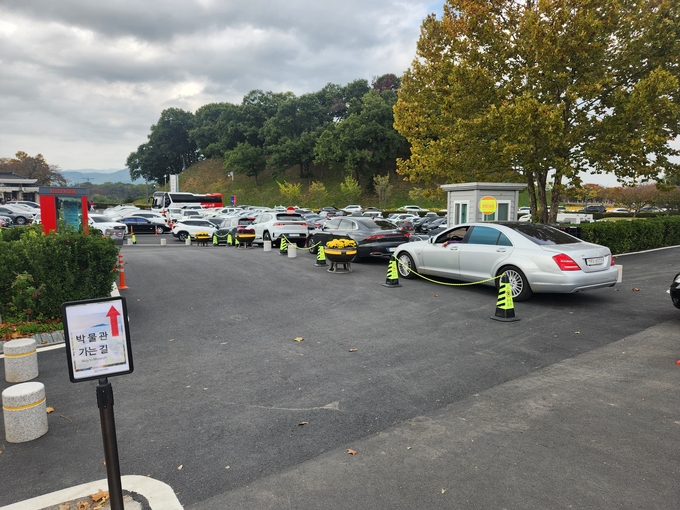 ▲ 3일 국립경주박물관 주차장이 관람객 차량으로 가득 차 있다.서의수 기자