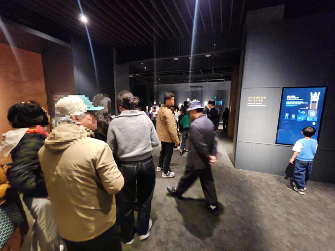 ▲ 3일 국립경주박물관 신라 금관 특별전 전시장 내부에서 관람객들이 포토존에서 사진을 찍기 위해 줄을 서 있다.서의수 기자