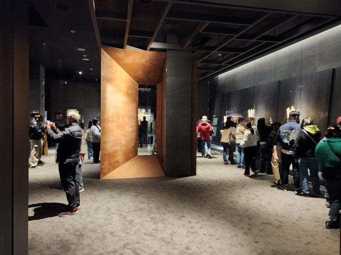 ▲ 3일 국립경주박물관 신라 금관 특별전 전시장 내부에서 관람객들이 금관 유물을 보기 위해 줄을 서 있다.서의수 기자