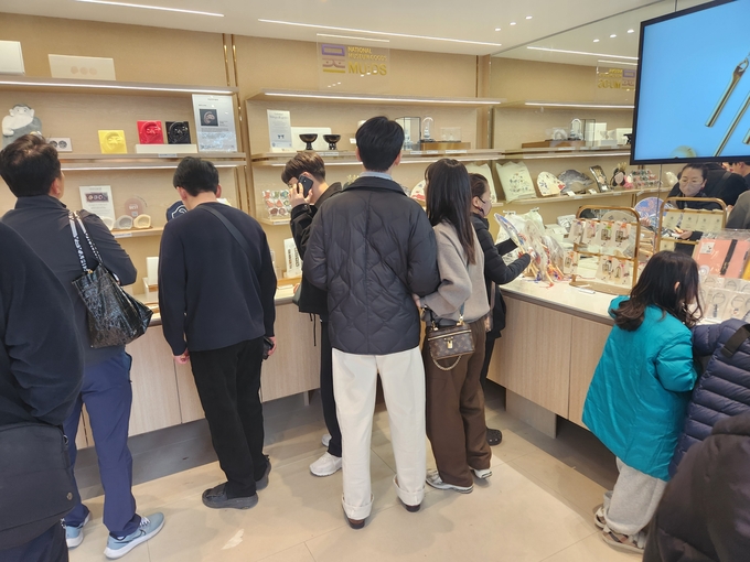 ▲ 3일 국립경주박물관 기념품 매장에서 관람객들이 신라 관련 상품을 고르고 있다.서의수 기자