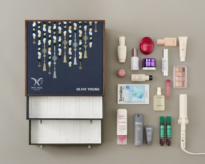 ▲ CJ올리브영은 경북 경주에서 열린 2025 아시아태평양경제협력체(APEC) 정상회의에서 자사가 엄선한 K뷰티 패키지가 각 회원 정상에게 공식 선물로 제공됐다고 2일 밝혔다.
    올리브영의 K뷰티 패키지는 스킨케어, 메이크업, 퍼스널 케어 등 K뷰티 주요 카테고리 상품 17종으로 구성됐다. 사진은 CJ올리브영이 제공한 각 회원 정상 공식 선물 및 정부 대표단 등 기념품. 연합