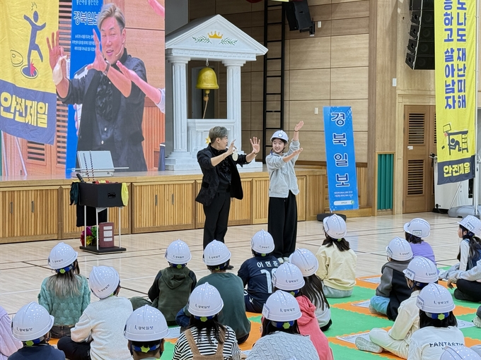 ▲ 이경창 마술사가 아이들과 함께 마술쇼를 선보이고 있다.