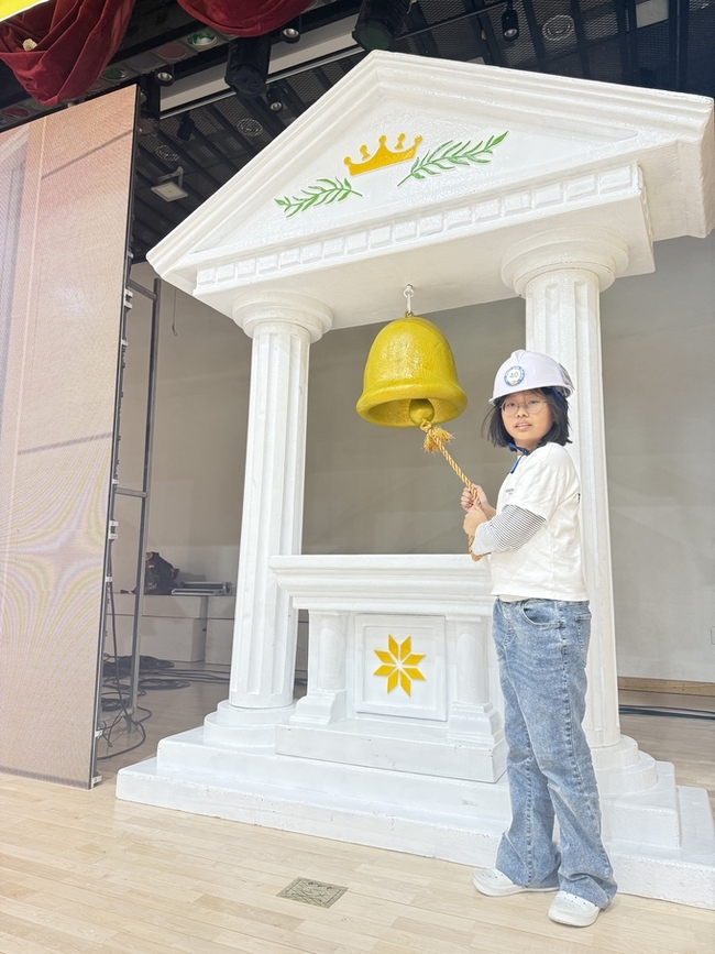 ▲ 금상을 수상한 주세연 학생이 골든벨을 울리고 있다.