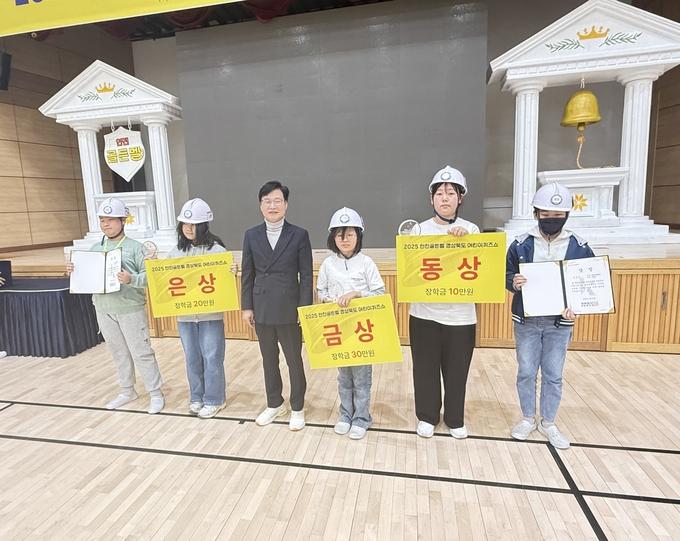 ▲ 손기만 실장이 수상자들과 기념촬영하고 있다.