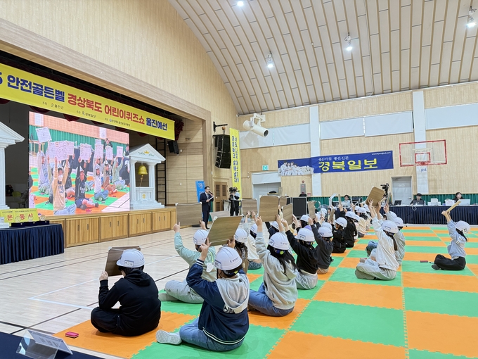 ▲ 최종 예선을 통과한 학생들이 문제를 풀고 있다.