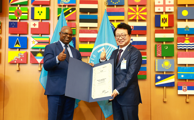 ▲ 손병복 군수(사진 오른쪽)가 FAO 관계자로부터 증서를 받고 기념촬영하고 있다.