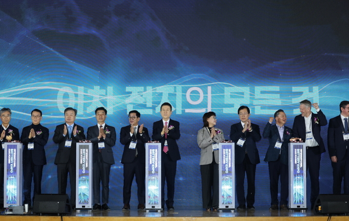 ▲ ‘국제 배터리 엑스포 2025 포항’이 포스텍 대학체육관에서 3일 개막했다.