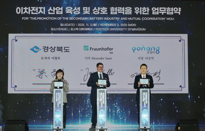 ▲ ‘국제 배터리 엑스포 2025 포항’이 포스텍 대학체육관에서 3일 개막했다. 사진 왼쪽부터 양금희 경북도 경제부지사, 알렉산더 자우어(Alexander Sauer) 프라운호퍼 IPA 이사, 이강덕 포항시장
