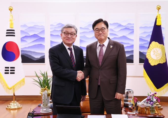 ▲ 우원식 국회의장(오른쪽)이 3일 오후 의장집무실에서 신형식 주교황청 신임 대사를 접견하고 있다. 국회의장실