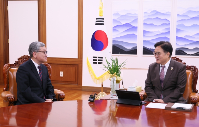 ▲ 우원식 국회의장(오른쪽)이 3일 오후 의장집무실에서 신형식 주교황청 신임 대사를 접견하고 있다. 국회의장실
