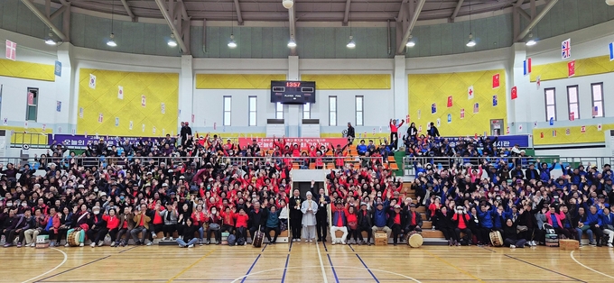 ▲ 의성군 3개 노인복지관 어르신들이 10월 30일 의성체육관 관람석에 모여 단체 기념사진을 촬영하며 ‘함께 뛰고 웃는 행복한 노년, 건강한 의성’ 명랑운동회 행사를 마무리하고 있다. 의성군