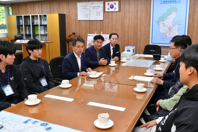 ▲ 유정근 영주시장 권한대행(왼쪽 세번째)이 3일 시청 부시장실에서 최강호 영주제일고 교장을 비롯해 사이클부 감독과 선수단을 초청해 격려 간담회를 하고 있다. 영주시