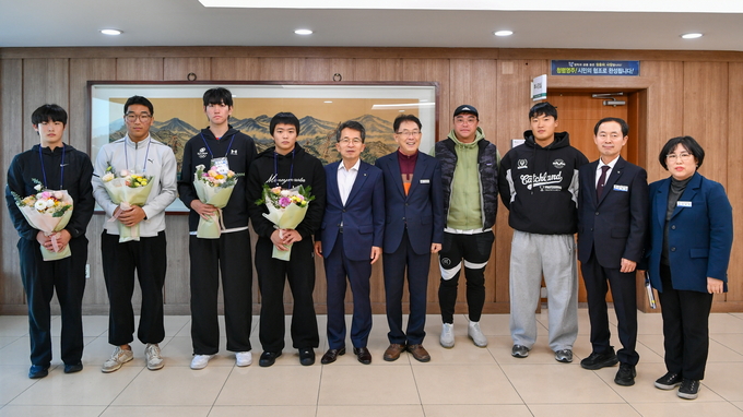 ▲ 유정근 영주시장 권한대행(왼쪽 다섯번째)이 3일 시청 부시장실에서 최강호 영주제일고 교장을 비롯해 사이클부 감독과 선수단과 간담회 뒤 기념촬영을 하고 있다. 영주시