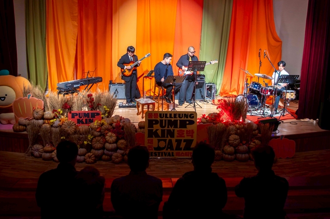 ▲ 울릉호박재즈페스티벌이 지난 1일과 2일 울릉천국 아트센터 일원에서 열렸다. 국내 정상급 재즈 아티스트가 공연을 하고 있다. 울릉군 제공