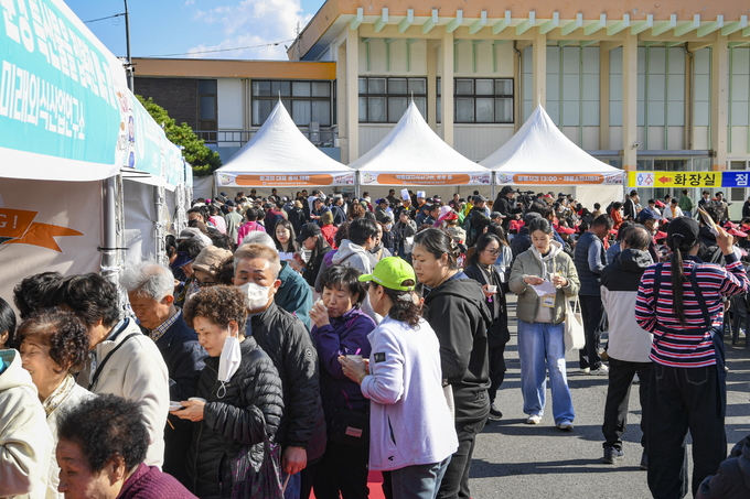 ▲ 1일 점촌역 광장 일원에서 ‘문경을 필(Feel)하다’를 주제로 열린 제4회 문경의 맛! 푸드페스티벌 현장. 문경시