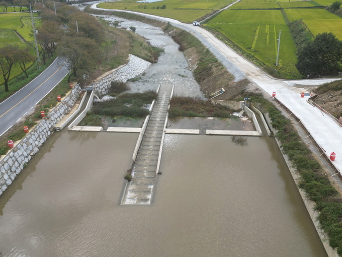 ▲ 예천군이 지난 10월 말 금곡천 생태하천 복원사업을 마무리하고, 지역의 대표적인 친환경 힐링 하천으로 재탄생했다고 4일 밝혔다. 사진은 복원된 금곡천 지거리보 어도 장면