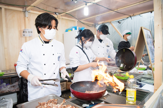 ▲ 2024 라면축제에서 점주들이 라면을 끊이고 있다.