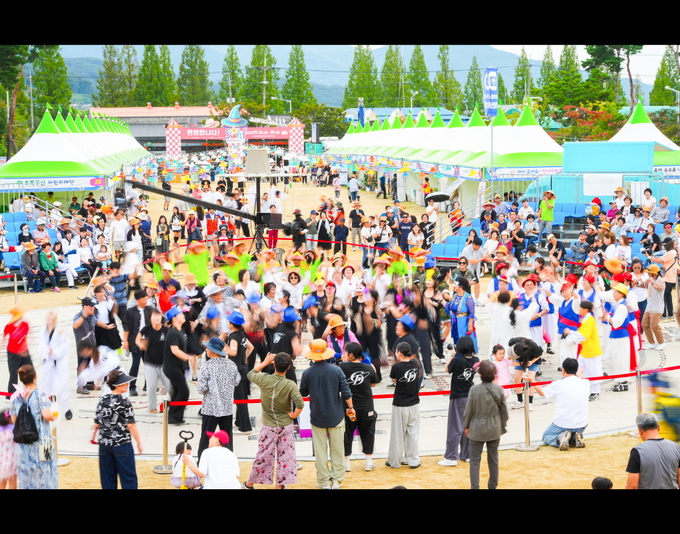 ▲ 지난 9월 26일부터 28일까지 상주세계모자축제 기간 함께 열린 ‘제1회 상주전국사진촬영대회’에서 금상을 수상한 김현섭 작가의 ‘흥겨운 축제’. 상주시 제공