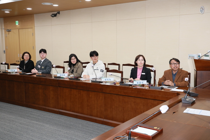 ▲ 예천군이 3일 오후 4시, 군청 중회의실에서 세계한인경제무역협회(OKTA) 및 경상북도와 협력해 추진하는 ‘고등학생 글로벌 리더십 프로그램’ 사업 설명회를 하는 장면, 예천군 제공