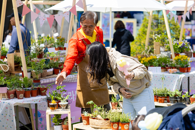 ▲ 봉자장터 방문객들이 직접 재배해 전시해 놓은 식물에 관해 농가들과 궁금증에 관해 대화를 나누고 있다.(자료 사진)