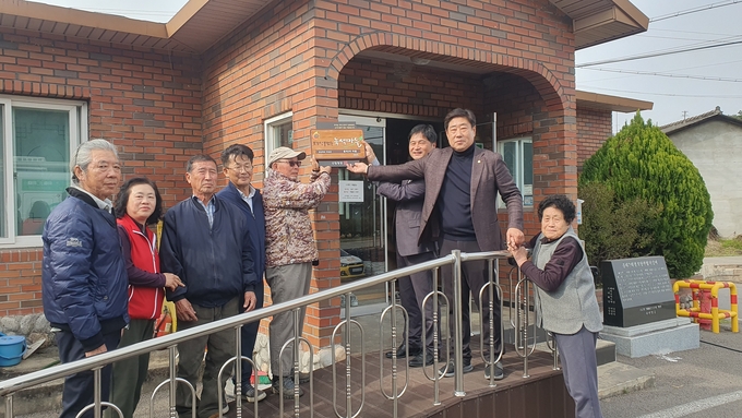▲ 의성군 봉양면 풍리2리 김영훈 면장과 김원석 군의원, 김선식 이장을 비롯한 주민들이 10월 30일 마을회관 입구에 산림청이 수여한 ‘소각산불 없는 녹색마을’ 현판을 함께 걸며 자율적인 산불예방 실천의 뜻을 다지고 있다. 의성군