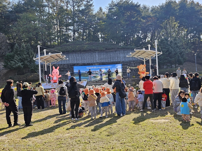 ▲ 영주시가 지원하고 (사)한국숲유치원협회 경북지회 영주분회가 주관한 ‘가족의 숲’ 행사에 1천여 명의 시민이 함께하며 자연 속에서 특별한 하루를 보냈다