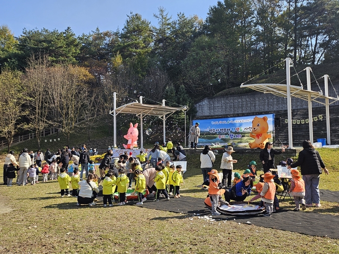 ▲ 영주시가 지원하고 (사)한국숲유치원협회 경북지회 영주분회가 주관한 ‘가족의 숲’ 행사에 1천여 명의 시민이 함께하며 자연 속에서 특별한 하루를 보냈다