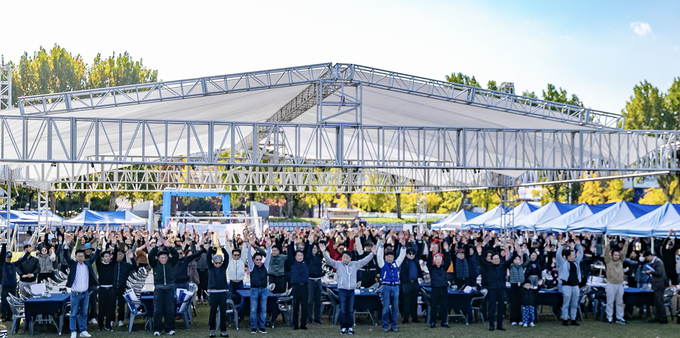 ▲ ‘2025 영남대학교 캠퍼스 가을 트레킹’ 참가자들이 준비운동을 하고 있다. 영남대.
