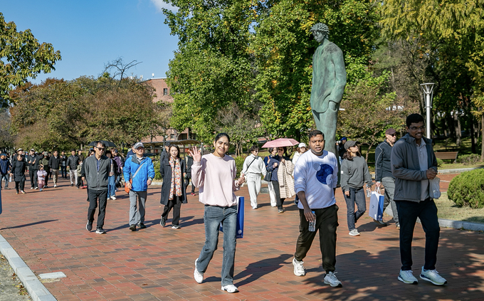 ▲ 영남대는 1일 캠퍼스 일원에서 ‘2025 영남대학교 캠퍼스 가을 트레킹’을 개최했다. 영남대.